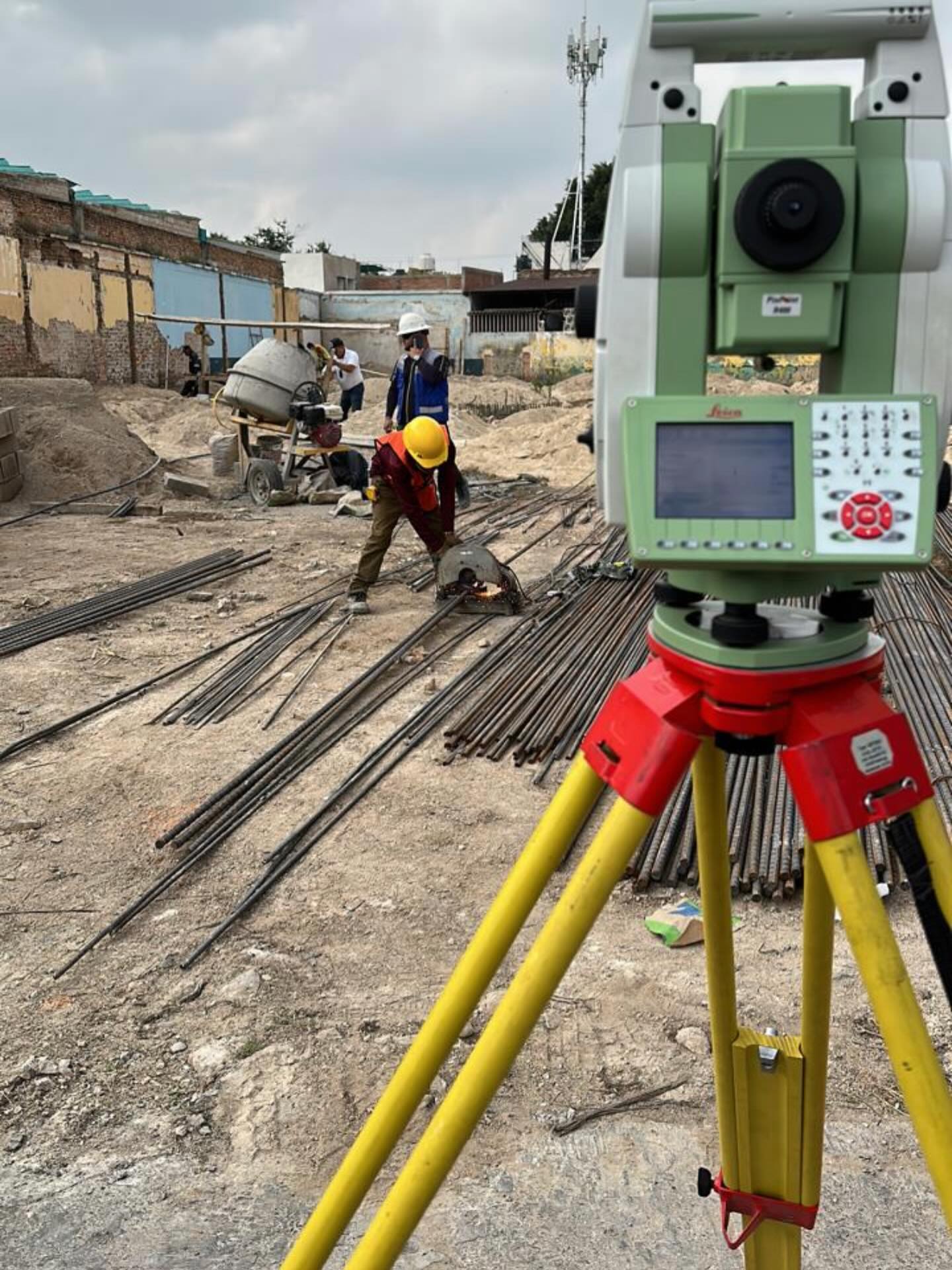 La topografía en la construcción es la disciplina que se encarga de medir, representar y analizar las características geométricas del terreno, incluyendo elevaciones, pendientes y coordenadas. Su función es proporcionar información precisa para el diseño, trazo y ejecución de obras, garantizando la correcta ubicación y nivelación de los elementos constructivos conforme a los planos del proyecto.