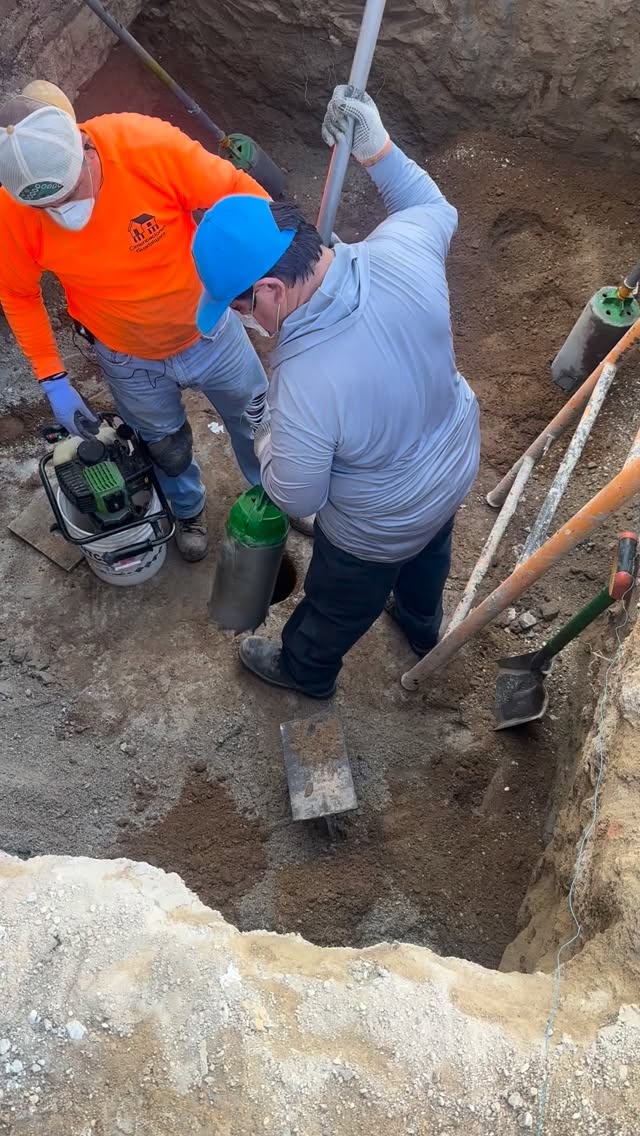 🔩 ¿Qué son los micropilotes?

Los micropilotes son elementos estructurales delgados (normalmente de 10–30 cm de diámetro), perforados en el suelo y rellenados con acero + lechada de cemento. Sirven para transmitir cargas a capas más profundas y resistentes.