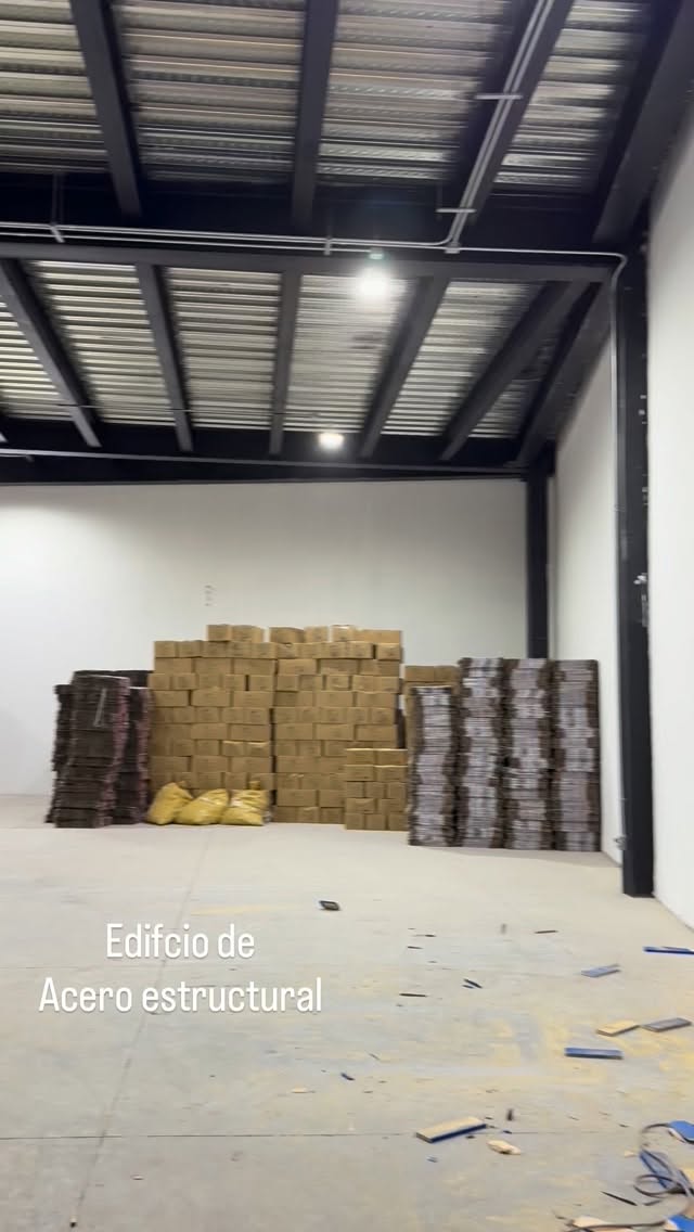 Edificio resuelto mediante sistema de acero estructural, diseñado para maximizar la eficiencia constructiva, la resistencia y la flexibilidad espacial. La estructura metálica permite claros amplios, reducción de tiempos de obra y alta precisión en el montaje. El proyecto integra soluciones que optimizan el desempeño estructural, la durabilidad y el mantenimiento, cumpliendo con criterios técnicos y normativos para un funcionamiento seguro y eficiente. Nosotros diseñamos y construimos el tuyo en @krearquitectos_gdl  para#arquitectosgdl #guadalajara #arquitectura #bodegaindustrial