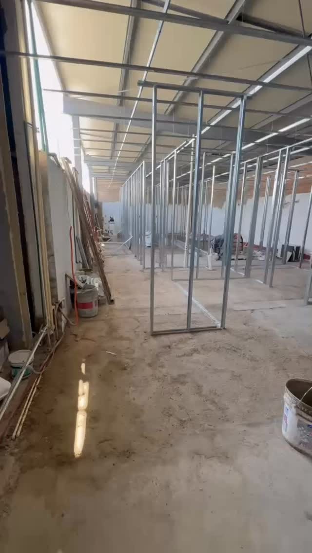 El presente proyecto contempla la construcción, adecuación y puesta en operación de una nueva Unidad Quirúrgica integrada por cuatro (4) quirófanos dentro de un hospital base, cumpliendo con la normatividad vigente aplicable en materia de infraestructura hospitalaria, seguridad sanitaria, accesibilidad, control de infecciones, instalaciones especiales y equipamiento médico.#arquitectosgdl #guadalajara #arquitecturahospitalaria