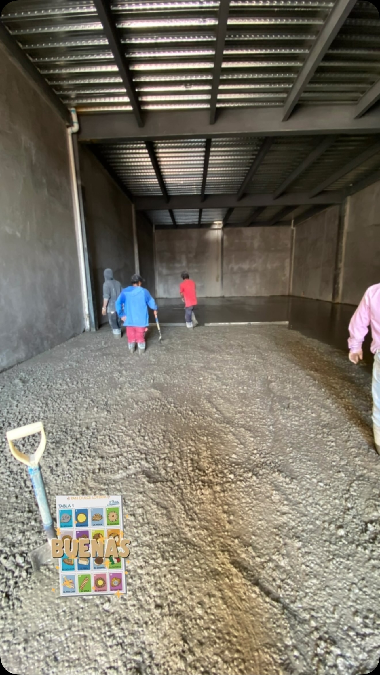 El concreto MR con fibra se usa comúnmente en pisos industriales y patios de maniobra porque mejora el comportamiento a flexión y ayuda a controlar fisuras. #arquitectosgdl #guadalajara #arquitectura #bodegaindustrial